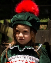 BOINA TERCIOPELO VERDE Y POMPON ROJO | IN22-27